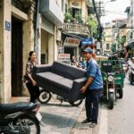 Tài xế xe ba gác nhiệt tình hỗ trợ khách hàng bốc xếp sofa đồ đạc cồng kềnh